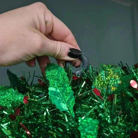 Vintage green and red mistletoe tinsel wreath - Picture 8 of 8